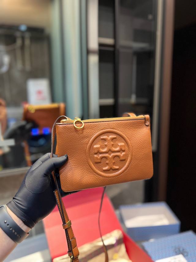 礼盒包装 牛皮 Tory Burch 托里伯奇 大小适中.原单开模定制 五金内衬镂空logo 内带产地标进口面料手感质感超级好更耐磨 亮泽五金不褪色 单肩斜挎包