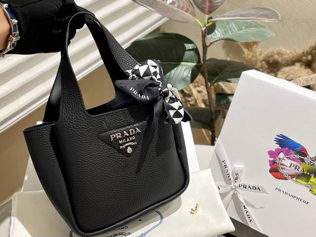 原单牛皮 折叠礼盒配送丝巾 Prada 新品 Mini Tote 菜篮子包 小网红包 Prada永恒经典 真正原版复刻 轻便时尚 潮人必备 普拉达由玛丽奥 普拉