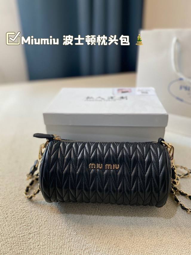 礼盒包装 Miumiu 波士顿枕头包 24Ss新款徽章logo波士顿枕头包 高级手工坊系列 手工坊是chanel每年最精致美丽的一季 太美太别致 重工艺徽章拼接