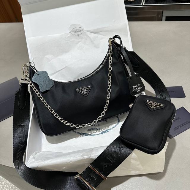 配皮版 折叠礼盒包装 Prada Hobo Combo 三合一 今年的新款hobo Bag 原厂定制3Cm三角标牌 专注细节 认准品质 有可调节长度的 尼龙刺绣