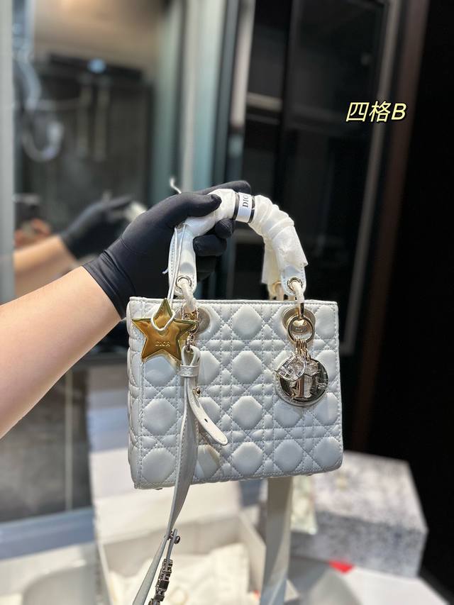 折叠礼盒 小羊皮 四格 金标 Dior 迪奥戴妃包 小星星 Dior Lady羊皮绝美手袋 真的是太美了 好lady风 五金好漂亮 好适 肩带可调节 爱了爱了