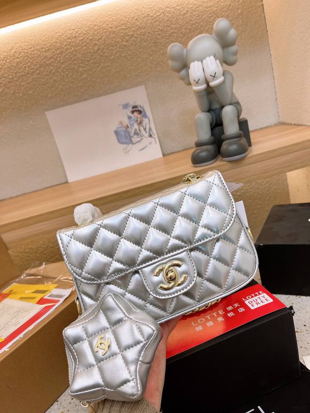 折叠礼盒 Chanel 星星双子包 方胖子 Chanel 24C 限定新品 慵懒随性又好背 上身满满的惊喜 高级慵懒又随性 彻底心动的一只 Size 20 13