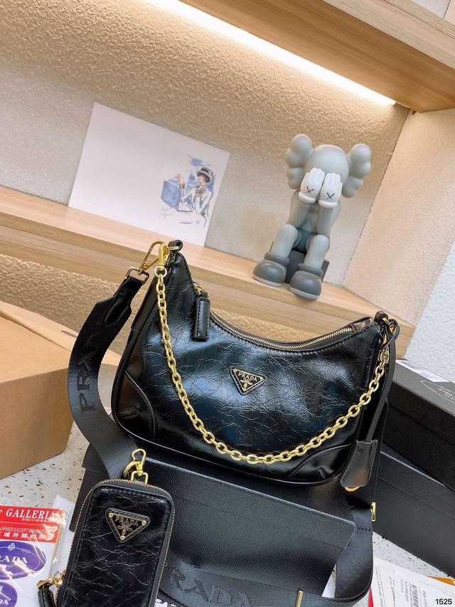 Prada Hobo三合一油蜡皮 慵懒随性又好背 上身满满的惊喜 高级慵懒又随性 彻底心动的一只 Size 23 13Cm