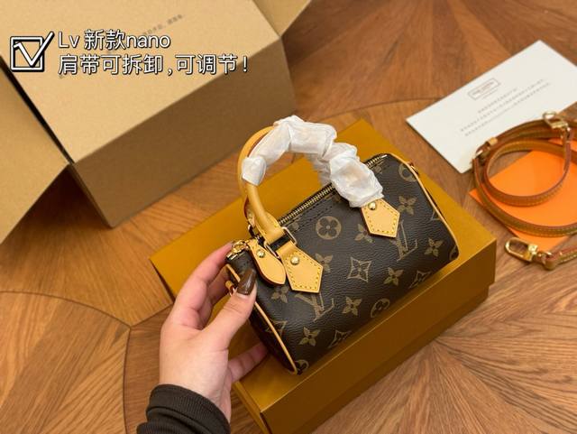 新款 配折叠盒飞机盒 Size 16*12Cm Lv Speedy Nano 代购渠道 台湾客定老花 五金 黄皮 肩带可以拆卸和调节长短哦