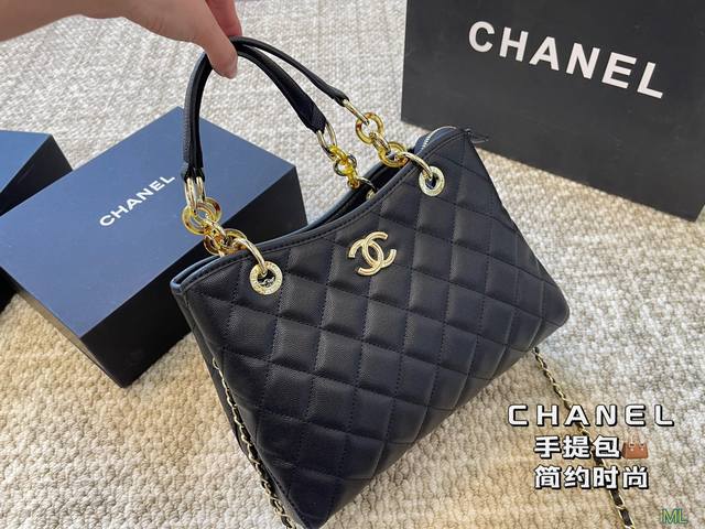 香奈儿chanel 手提包 妥妥的中古圈黑马 Vintage简约的包型 耐用的鱼子酱牛皮和超大容量 想不火都难 时髦girl必入系列 尺寸30 20