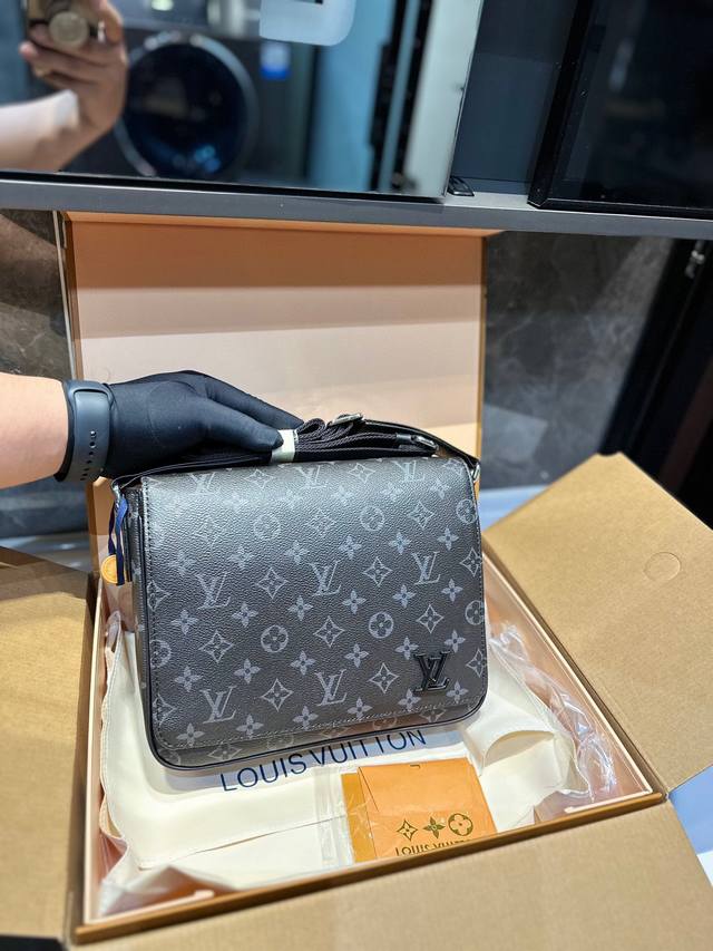 Lv District 单肩包 #每秒都值得记录 District 单肩包 M44000 Xt尺寸 25*22*7Cm 经典翻盖邮差包 轻便容量大又采用着经典黑