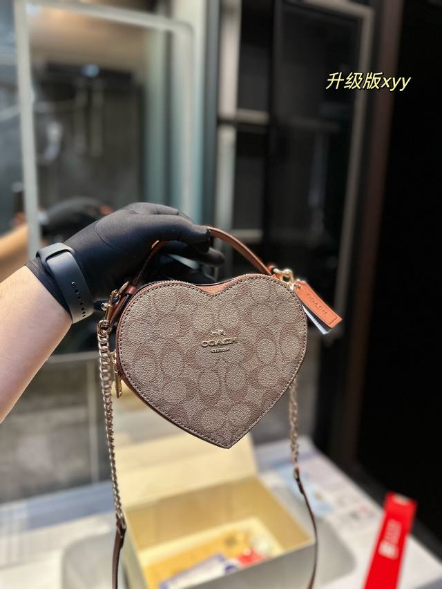 礼盒包装 Coach Love 爱心包 来喽 女这款是coach的限定款 也太少女心了吧 蔻驰的几何包设计超受欢迎 这款可以说是几何包 型的代表作 这款包在身上