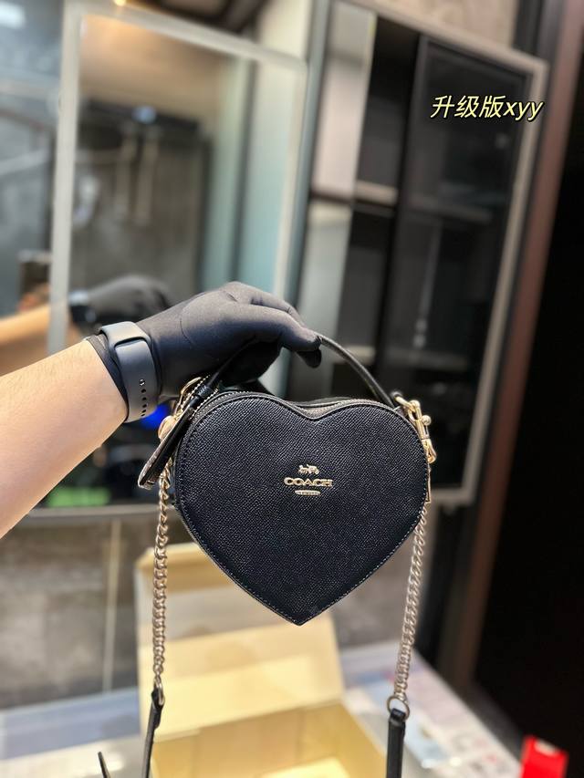 礼盒包装 Coach Love 爱心包 来喽 女这款是coach的限定款 也太少女心了吧 蔻驰的几何包设计超受欢迎 这款可以说是几何包 型的代表作 这款包在身上 - 点击图像关闭