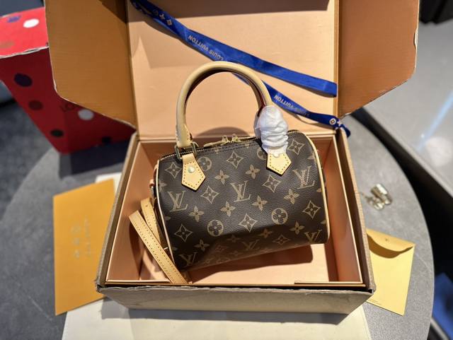 变色皮 礼盒包装 Lv Speedy 20枕头包 Lv 新款系列 枕头包 手袋 全网首发 Lv Speedy Nano 枕头包这款retiro 手袋以标志性 经