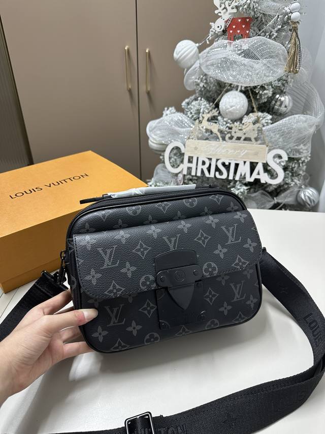 Lv Slock 新品男士邮差包 D-40尺寸23.10.18折叠盒