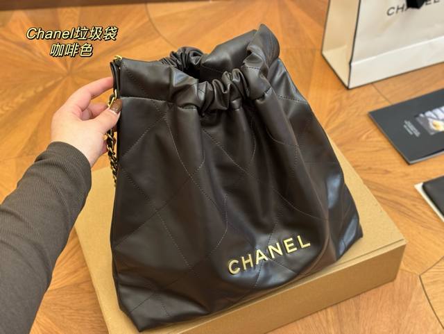 飞机盒 升级版 Size 36*36Cm 太好搭配了呜呜呜 Chanel 22Bag咖啡色更酷哦 升级后皮子摸着更舒服 更雾面哑光一点 软软糯糯的质感超级舒服