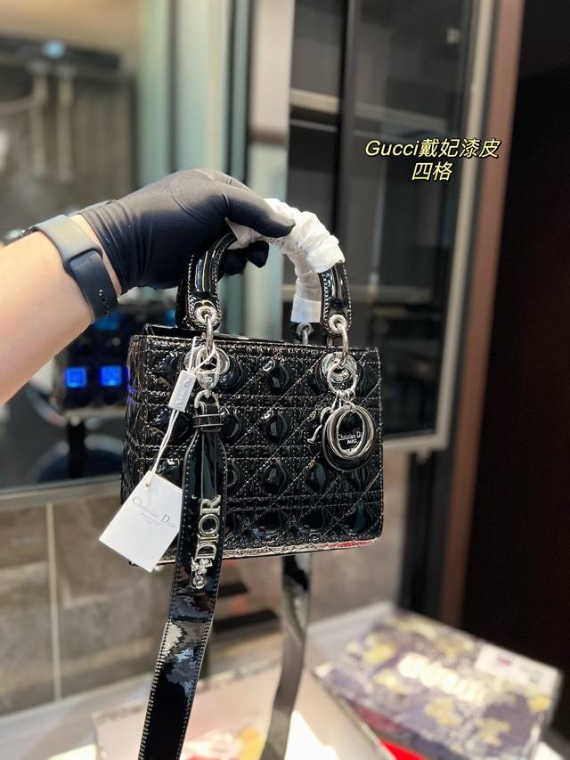 礼盒包装 迪奥dior 新品 漆皮戴妃包 限量款 专柜链条戴妃包高端品质 可随意对比专柜细节 独家出货 高版本第一批 现货在售实拍图一组 我们的版本看实拍 Go