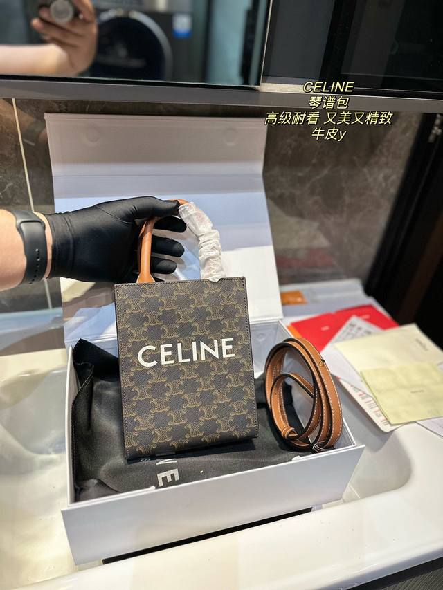 折叠礼盒 赛琳celine 琴谱包 高级耐看 又美又精致 百搭的特性 真的很难拒绝哇 凯旋门的设计细节 彰显了品牌的独特风采 满足了不同场合和时尚搭配的需要 无