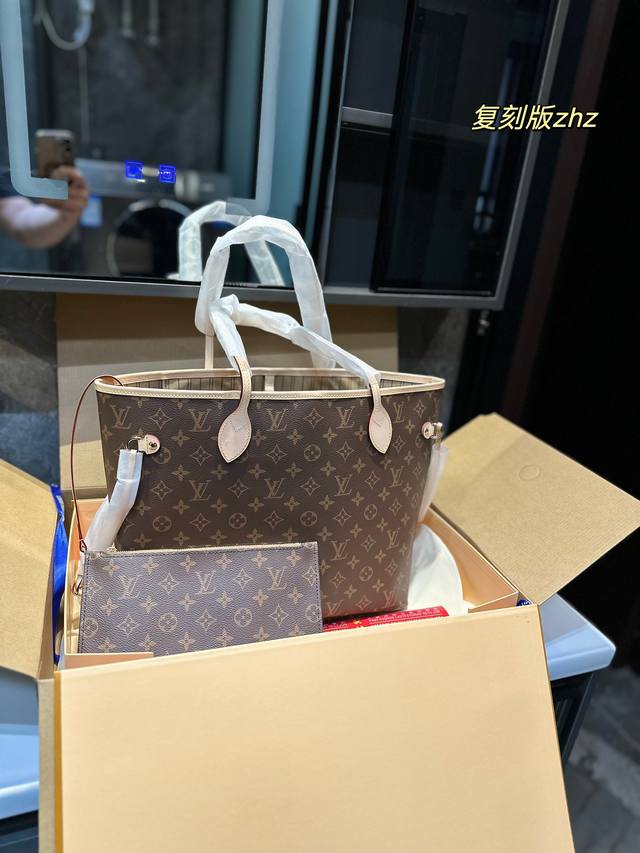 折叠飞机礼盒 Lv 牛皮 L家 Neverfull 中号购物袋 入门级的款式哦 绝对的终身款 此物经典不言而喻 街拍和实用都是非常nb的选择 大家拿到后可以感受