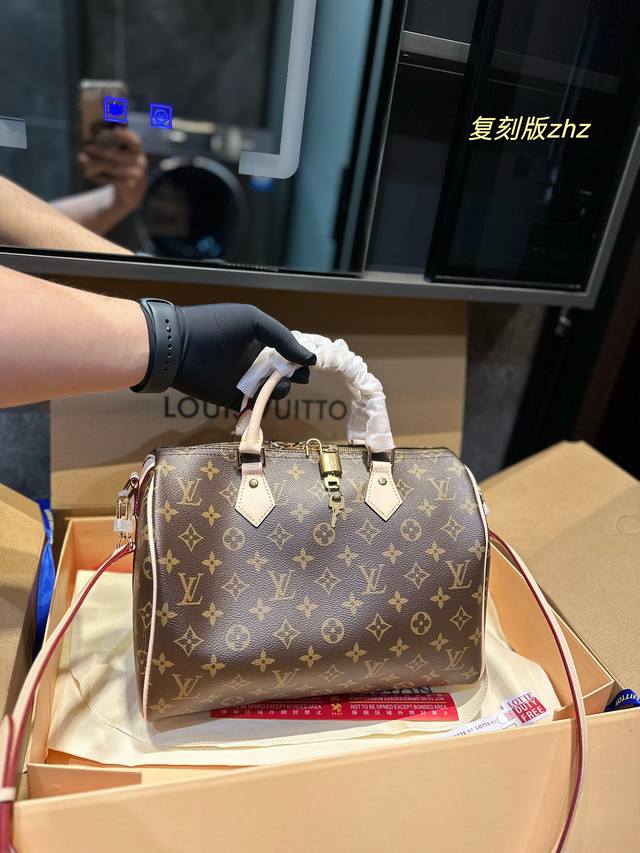 折叠飞机礼盒 Lv Speedy 枕头包 Lv 新款系列 枕头包 手袋 全网首发 Lv Speedy Nano 枕头包这款retiro 手袋以标志性 经典永恒