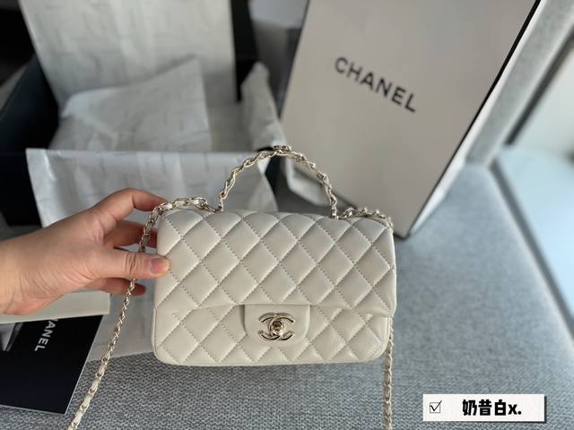 配盒 Size 20*12Cm 小香家 Chanel23K皮穿链手柄cf让经典再升级 可以手提的 包包很实用 羊皮配淡金扣 优雅又公主 最喜欢手柄上的小logo