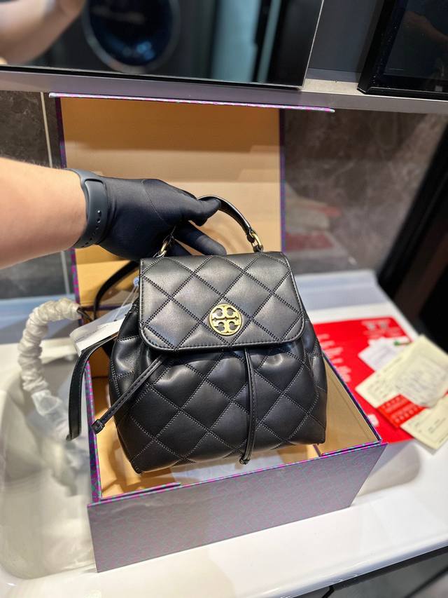 礼盒包装 Tory Burch 托里伯奇 菱格翻盖 双肩包新品 全新造型的 精致小巧真的的超级好看 配色也非常高级 是这一季重点推荐的单品之一 H尺寸 23*1