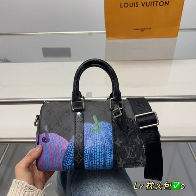 折叠盒 Lv Rubber 系列枕头系列 本款 Keepal Nano男士手袋为品牌于 1930年推岀的初始柔软旅行袋的小巧版本 将经典帆布与 黑色哑光皮革相融