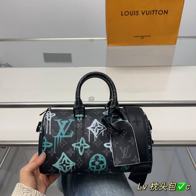 折叠盒 Lv Rubber 系列枕头系列 本款 Keepal Nano男士手袋为品牌于 1930年推岀的初始柔软旅行袋的小巧版本 将经典帆布与 黑色哑光皮革相融