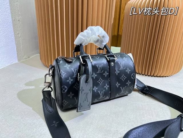 折叠礼盒飞机盒 Lvkeepall25枕头包 非常好看的一款包包 既保留了老花的经典又有复古的勾勒 男女皆可的百搭出街利器 尺寸 25*15Cm