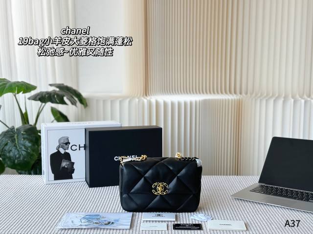 全套包装 Chanel19Bag经典黑金小号炒鸡百搭 Chanel19Bag太绝了 松弛感 优雅又随性 小羊皮大菱格饱满蓬松软软糯糯 皮穿链双c大logo 细节