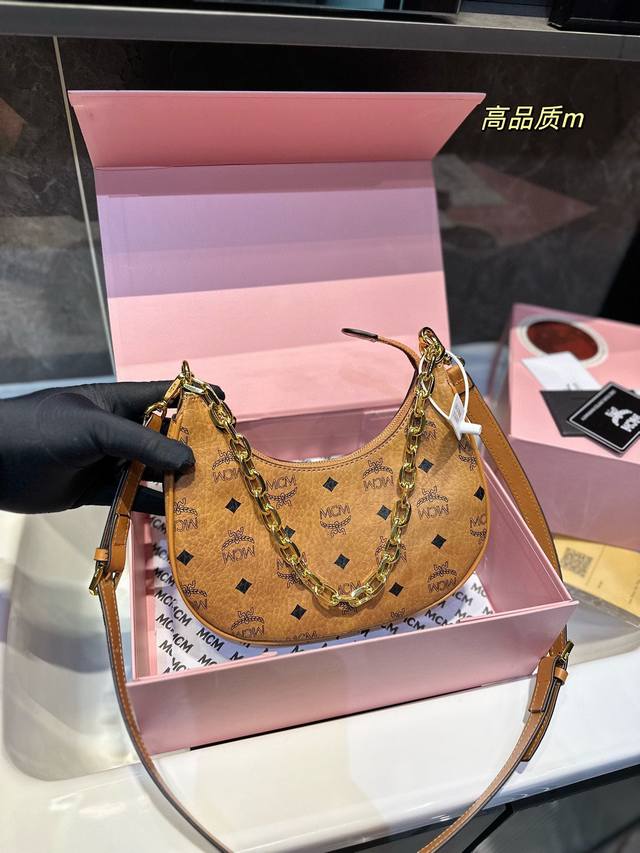 Size:23 12 Mcm 新品hobo月牙包 街潮美学与经典碰撞 自带高倍吸睛属性 腋下背 斜跨背都 包身轻便 四季百搭