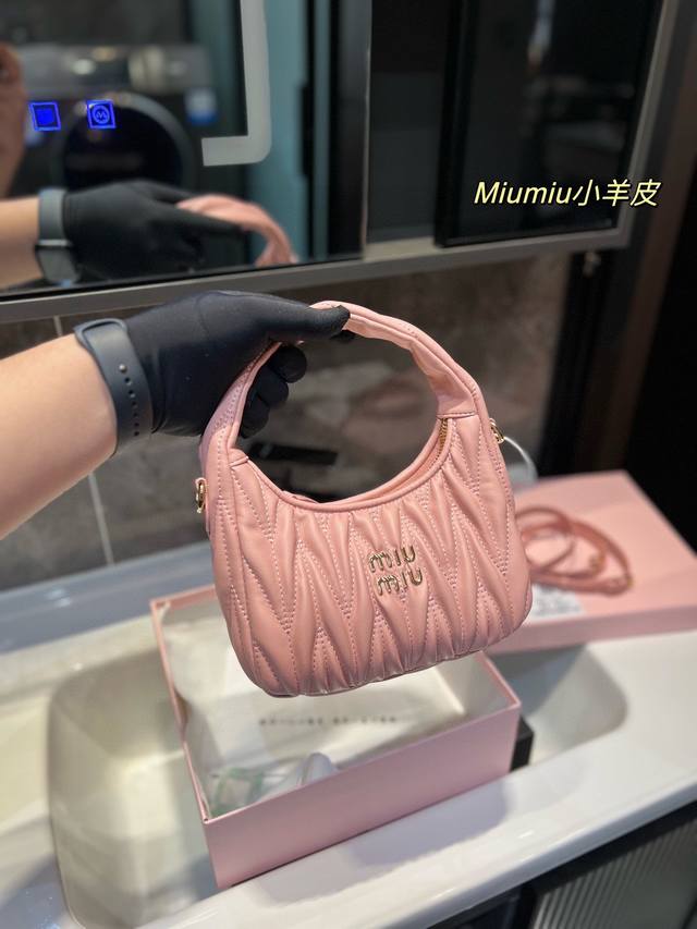 礼盒包装 Miumiu新品 顶级原单品质对花miuwander手袋 采用进口小羊皮纹经典品牌标志性matelasse纹理绣花 复古磨砂五金 利用圆孤的曲线 保留