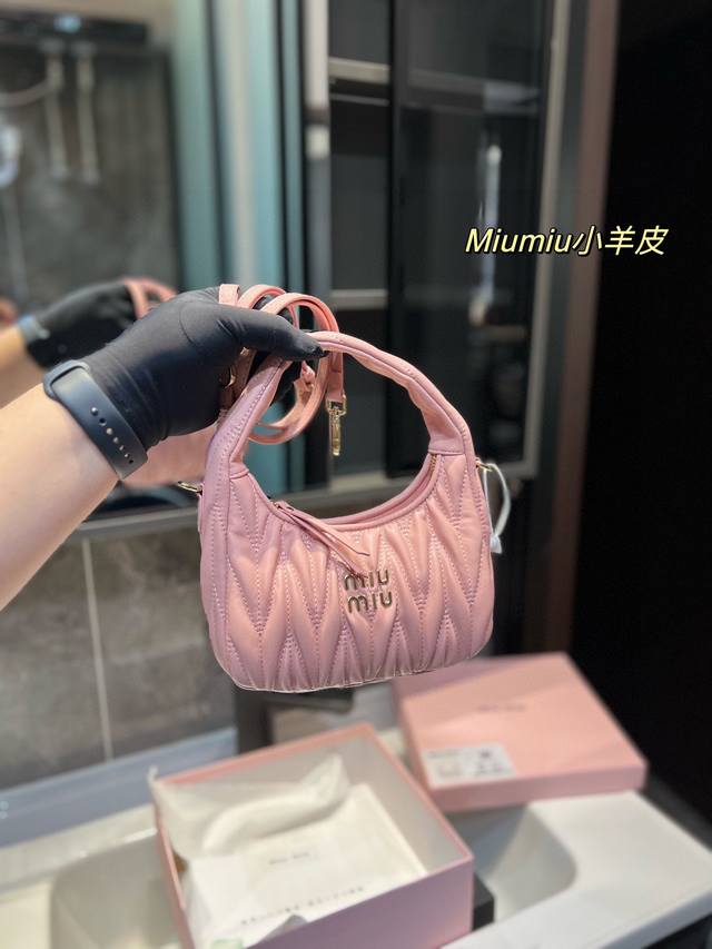 礼盒包装 Miumiu新品 顶级原单品质对花miuwander手袋 采用进口小羊皮纹经典品牌标志性matelasse纹理绣花 复古磨砂五金 利用圆孤的曲线 保留