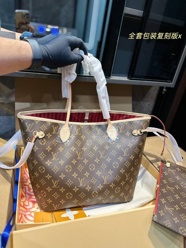 折叠飞机礼盒 Lv Neverfull购物袋lv 家的经典王牌 超大容量的设计作为妈咪包和ol通勤都是妥妥 滴 出镜率 最高的包款 条纹内衬完全不单调沉闷 设计