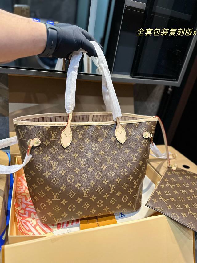 折叠飞机礼盒 Lv Neverfull购物袋lv 家的经典王牌 超大容量的设计作为妈咪包和ol通勤都是妥妥 滴 出镜率 最高的包款 条纹内衬完全不单调沉闷 设计