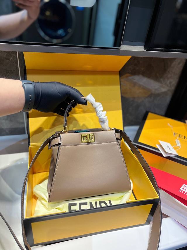 Fendi 芬迪 88 周年之际 Peekaboo 系列诞生了 也顺理成章地成为了殿堂级献礼 Peekaboo 在英文中的意思是 躲猫猫 Fendi手袋 质感光