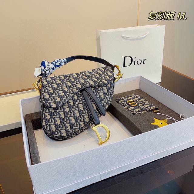 套盒 星星 迪奥马鞍包 迪奥 Dior 独家出货 马鞍包顶级品质 五金质感 手感细腻 五金 这款专柜售价 23W 第一批 实拍图一组 我们的版本看实拍 Good