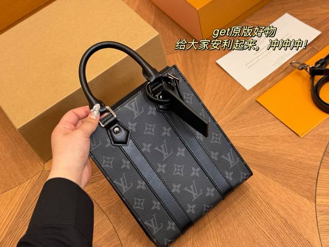 配折叠盒飞机盒 Size 22.19Cm Lv 男士sac Plat Voyager手提包 结构和辅料都时尚青春化 包包的大小尺码刚刚好 手感很软 但是很型哦