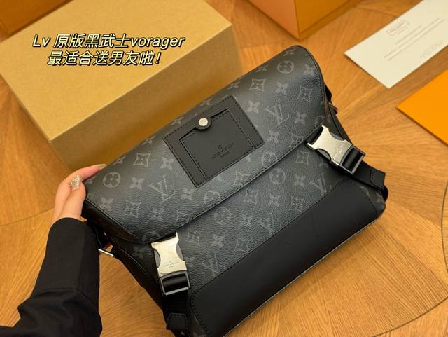 配折叠盒飞机盒 Size 28*25Cm Lv 男士邮差包 Voyager邮差包 结构和辅料都时尚青春化 包包的大小尺码刚刚好 手感很软 但是很型哦 搜索lv