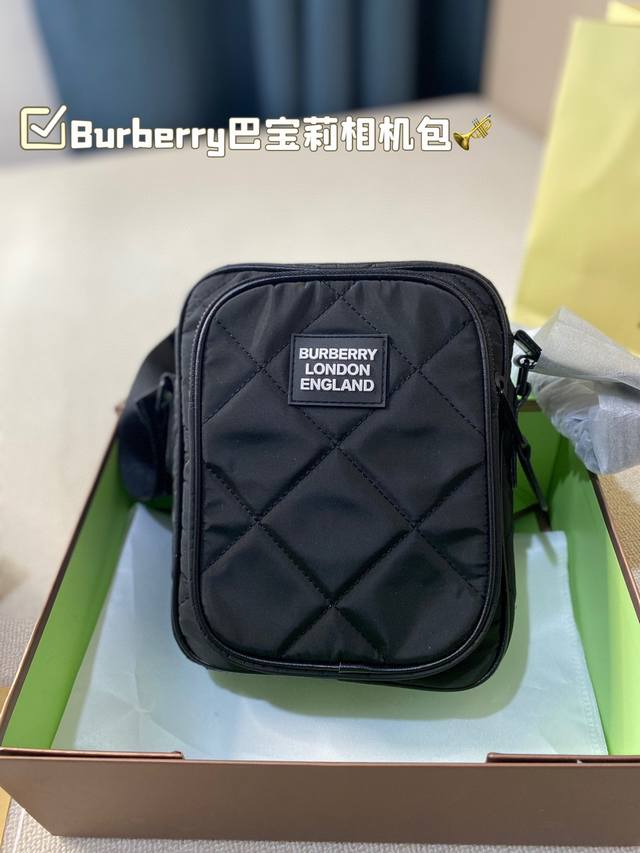 配折叠盒子 Burberry巴宝莉相机包什么时候开始胸包也成了男女大街小巷必备品 今年巴宝莉的胸包真是火的一塌糊涂 这是年轻人喜欢的方式 显得时尚有活力 易于凸