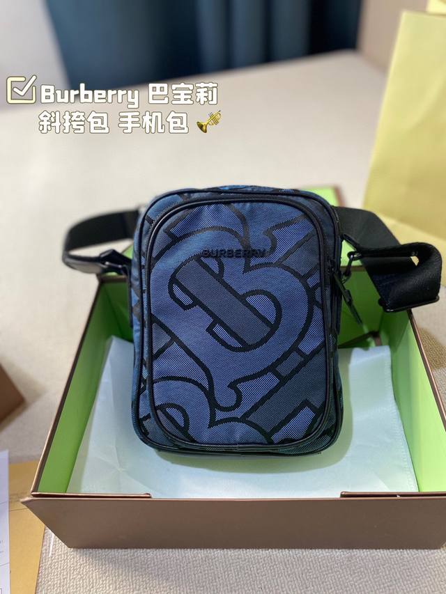 折叠盒 Burberry 巴宝莉斜挎包 不挑季节 一眼吸住 不止英伦风 各种风格都可驾驭 尺寸17 22