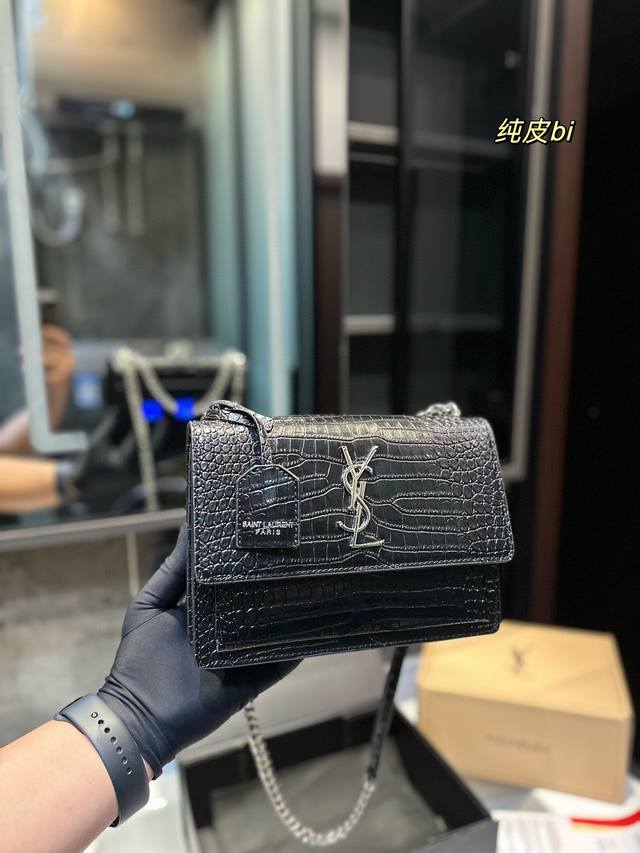 礼盒包装 浪漫都市 圣罗兰ysl Sunset日落包圣罗兰ysl Sunset日落包真的是精致浪漫的代名词 低调不张扬流畅的线条 挺阔的包型 硬朗的风格 黑色光