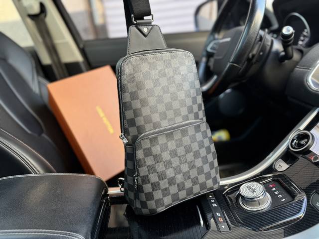 高端货 新款 Louis Vuitton Lv胸包 N41719Avenve 单肩包 此款 Damier Graphite 帆布面料的 Avenue 单肩包是都