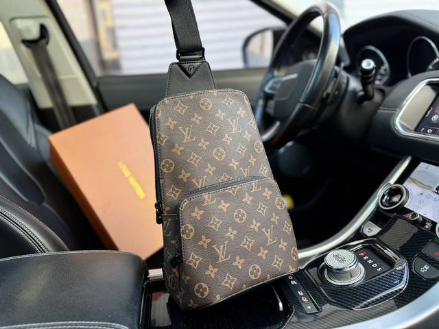 高端货 新款 Louis Vuitton Lv胸包 N41719Avenve 单肩包 此款 Damier Graphite 帆布面料的 Avenue 单肩包是都