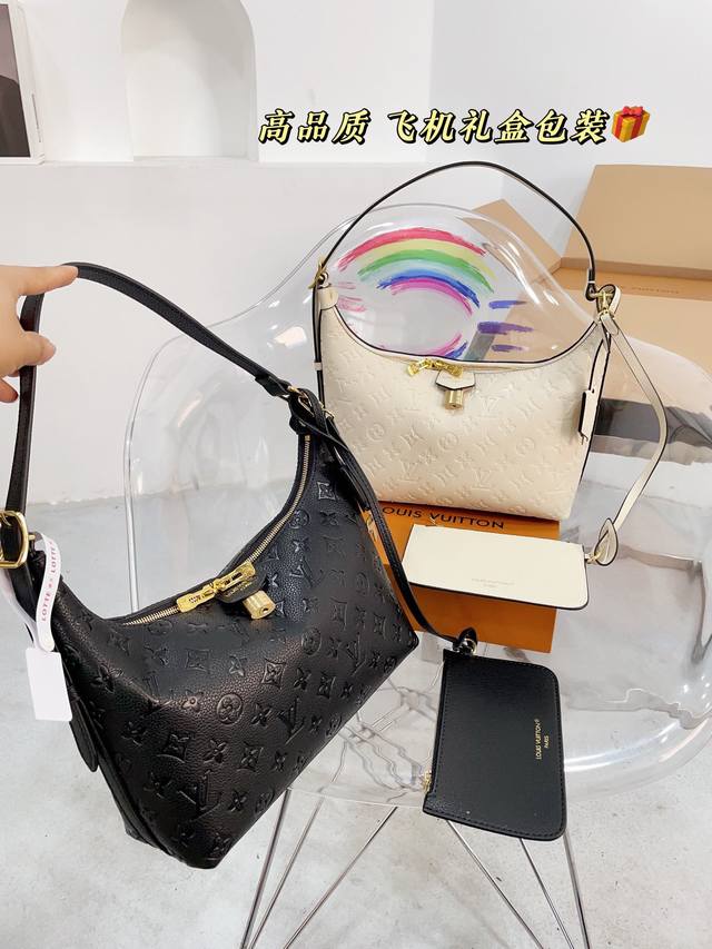 免税店包装 Lv Sac Sport新款小牛皮 腋下包喜欢吗 内附一只收纳零钱包 性价比又在线了 尺寸 26.10.16