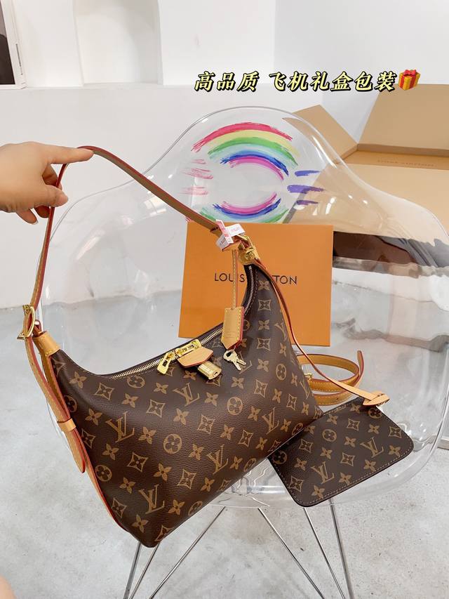 免税店包装 Lv Sac Sport新款小牛皮 腋下包喜欢吗 内附一只收纳零钱包 性价比又在线了 尺寸 26.10.16