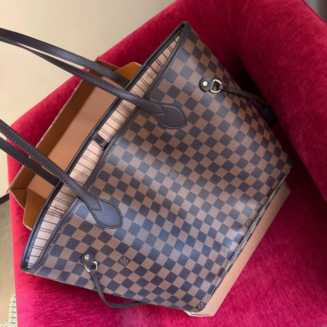 礼盒包装 Lv Neverfull 购物袋 入门级的款式哦 绝对的终身款 此物经典不言而喻 街拍和实用都是非常nb的选择 大家拿到后可以感受下 皮质颗粒之间空袭