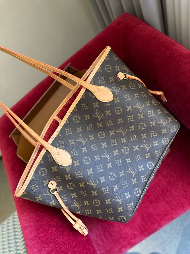 礼盒包装 Lv Neverfull 购物袋 入门级的款式哦 绝对的终身款 此物经典不言而喻 街拍和实用都是非常nb的选择 大家拿到后可以感受下 皮质颗粒之间空袭