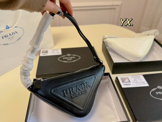 配盒 Size:26 14 Prada 普拉达三角腋下包 经典的三角形设计几何图案 线条时尚利落 轻便能装 肩背及手拎搭配凹造型 很百搭 可盐可甜可休闲