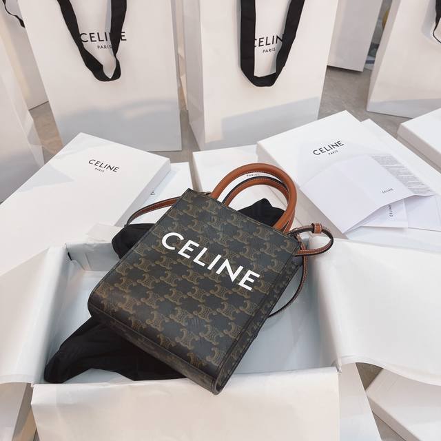 折叠礼盒 Celine 琴谱 Mini 托特包 手拎和单肩都很好看有腔调 老花搭配任何衣服都非常百搭 四季可用 让你可甜可盐 今年的老花风潮风靡全世界 拥有这只