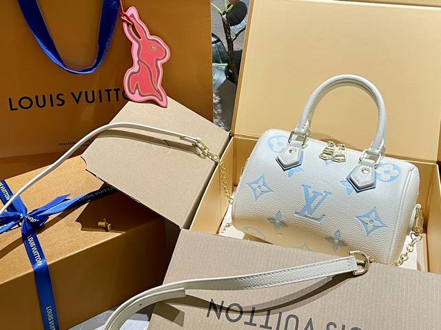 折叠礼盒 Lv 2024 新款 Speedy 枕头包 Lv 新款系列 枕头包 手袋 全网首发 Lv Speedy Nano 枕头包这款retiro 手袋以标志性