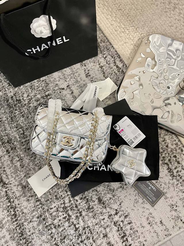 镜面牛皮 折叠礼盒 官网飞机箱 Chanel 星星双子包 方胖子 Chanel 24C 限定新品 慵懒随性又好背 上身满满的惊喜 高级慵懒又随性 彻底心动的一只