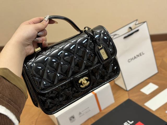 配折叠盒 Size 25*15Cm 香奈儿 邮差包22K 新一季的chanel22K 复古邮差包 方方正正有個小吊牌 小手柄 链条肩带 非常热腾腾的22K豆腐邮