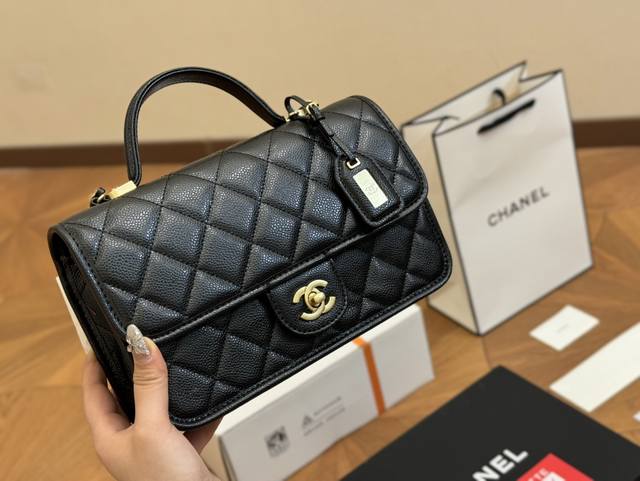 配折叠盒 Size 25*15Cm 香奈儿 邮差包22K 新一季的chanel22K 复古邮差包 方方正正有個小吊牌 小手柄 链条肩带 非常热腾腾的22K豆腐邮