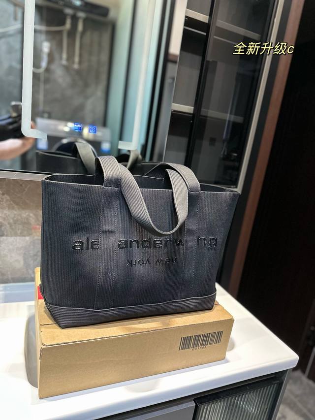 亚历山大王alexanderwang 针织托特包 罗纹针织系列又杀出重围了 耐造的针织材质面料超大大容量 这回任何笔记本ipad都可以放下 黑色也非常耐脏 出门